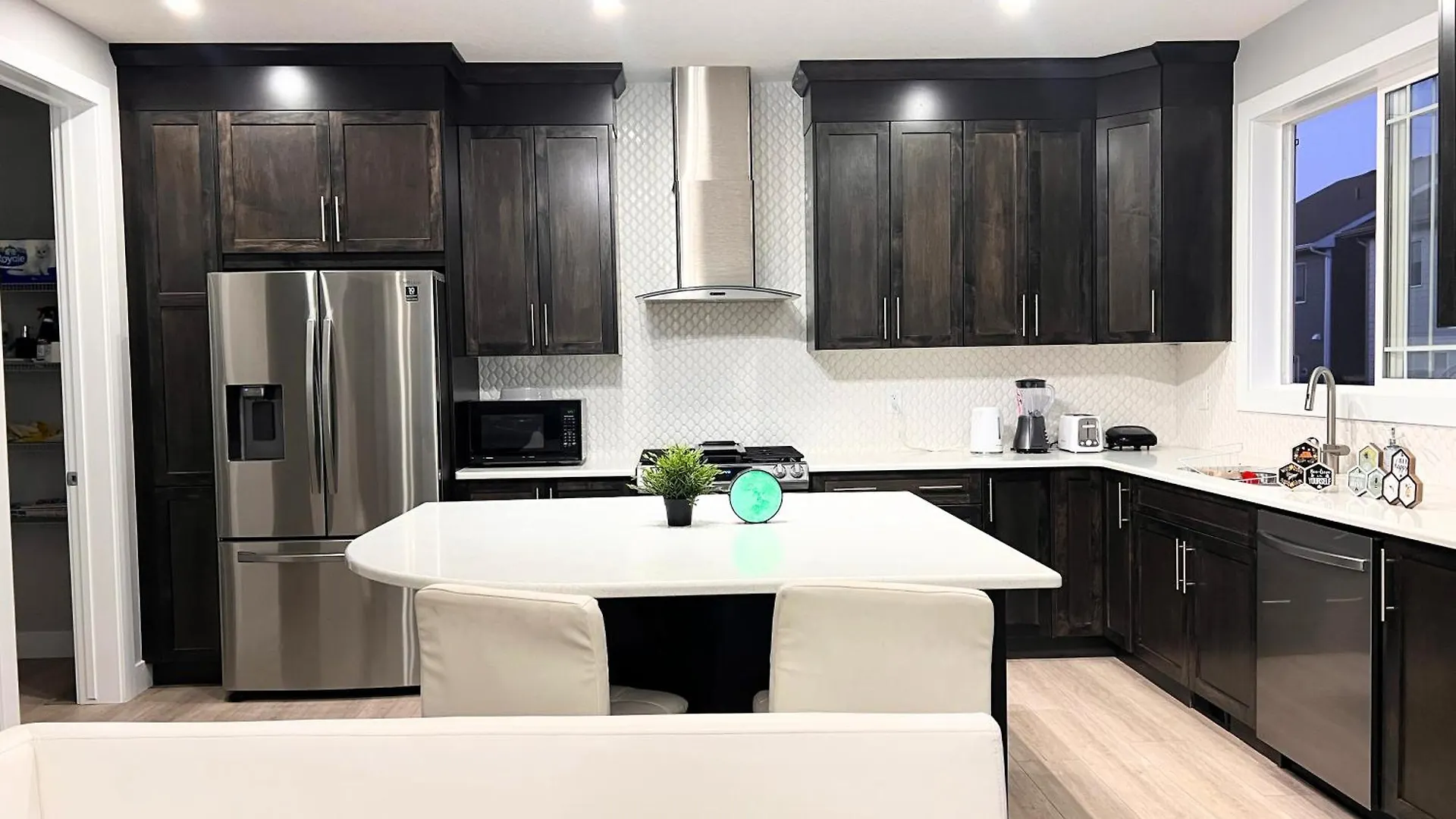 Flowealth Property Luxury Villa Near Lake Netflix Tv Wifi Calgary Homestay